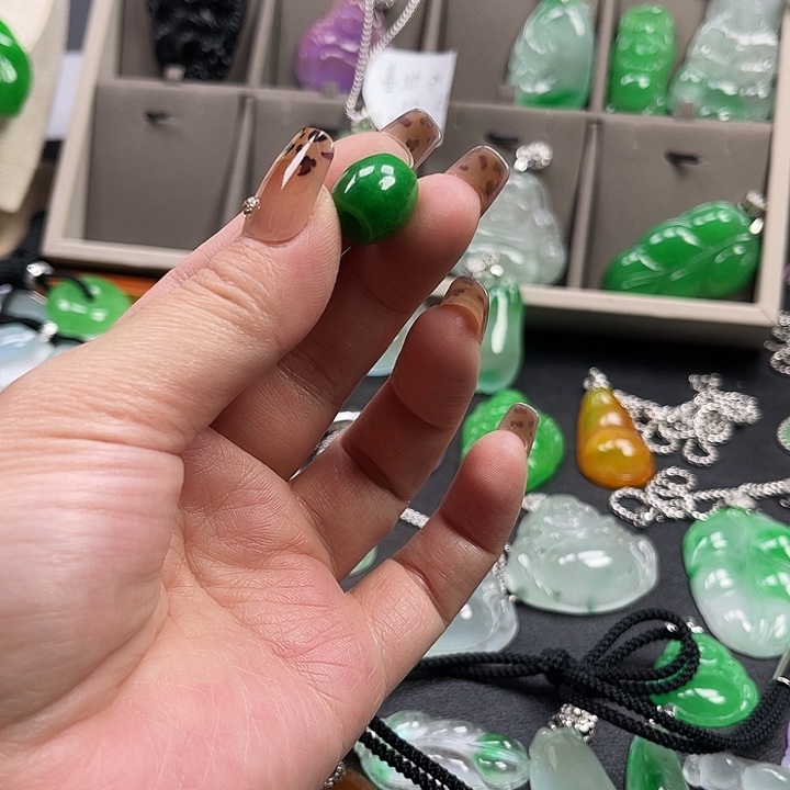 翡翠未镶嵌颈饰路路通