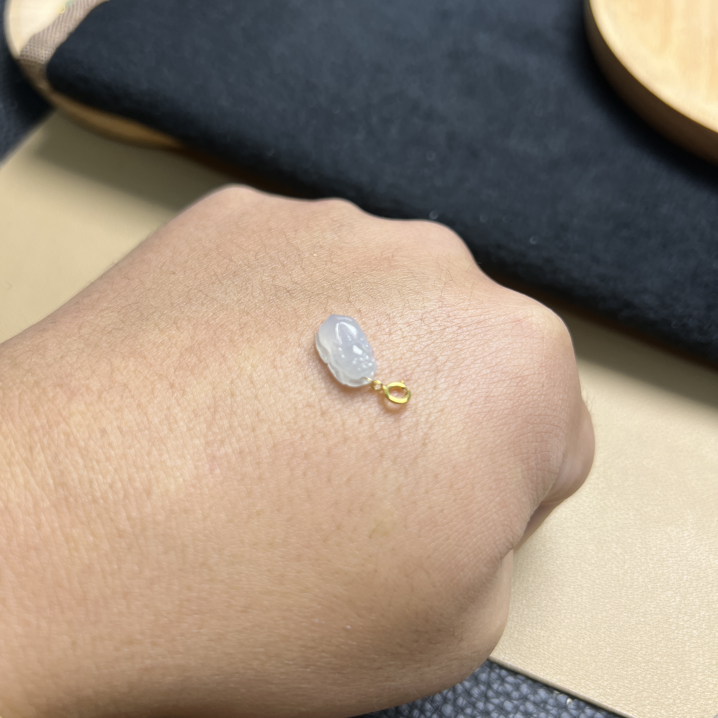 翡翠貔貅吊坠冰种水头好18K金事业向上高贵精致素款高冰