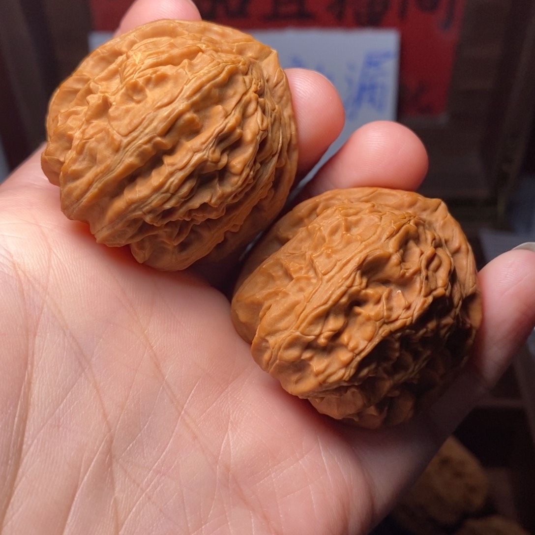 文玩核桃吊坠三角白
