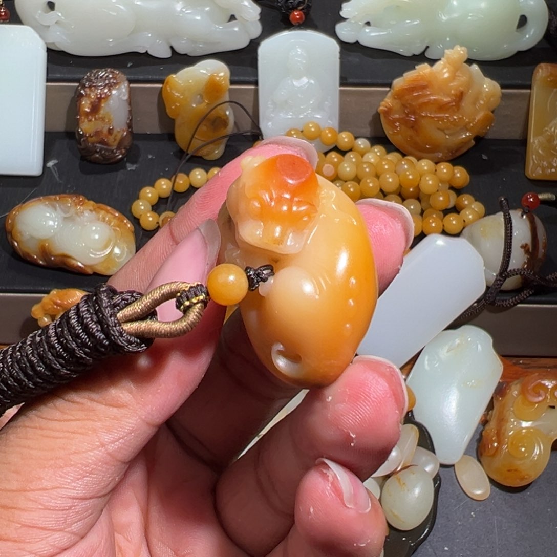 和田玉颈饰未镶嵌红***?