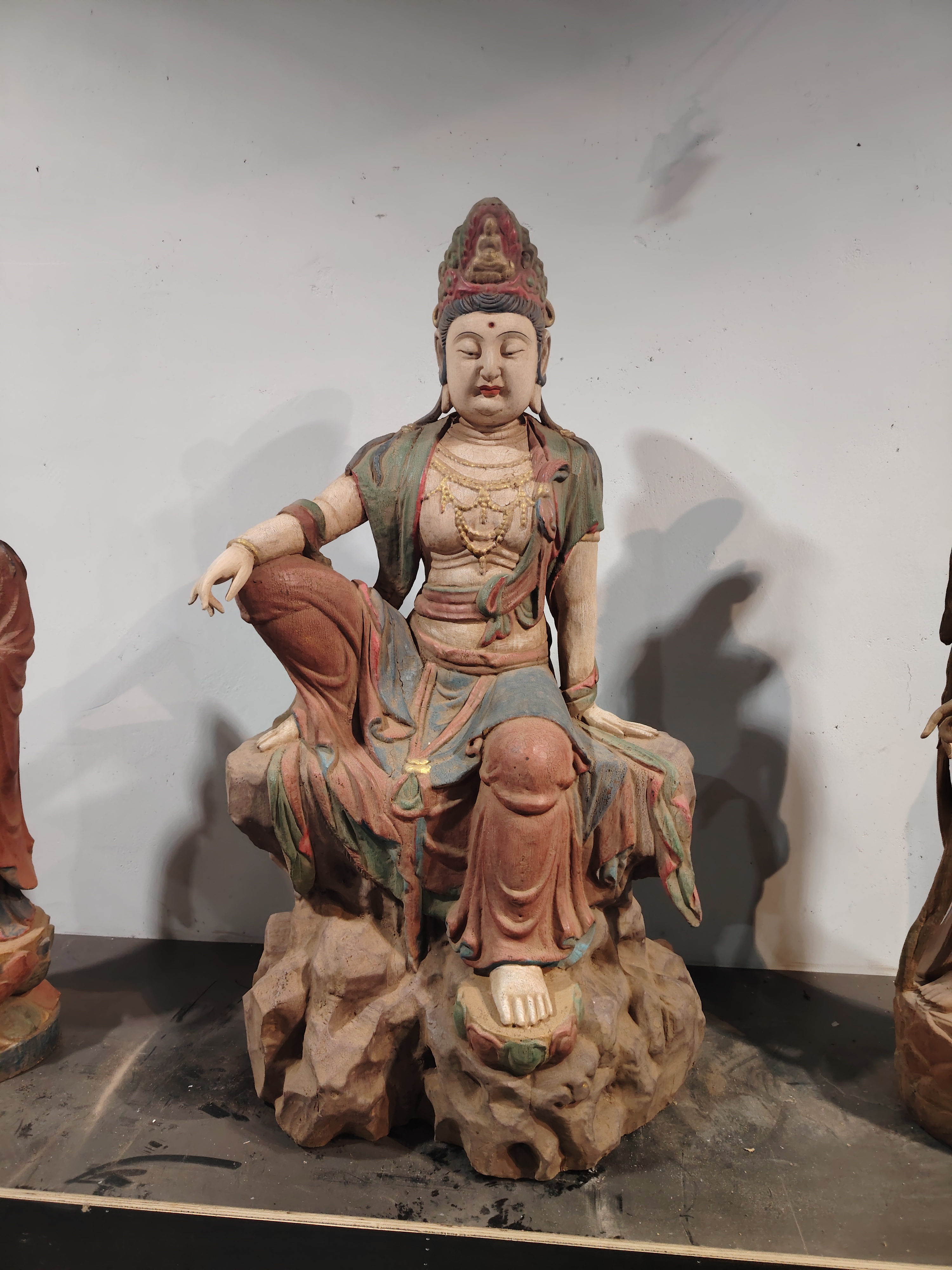 楠木彩绘人物像木雕高1.2米自在摆件观音大号