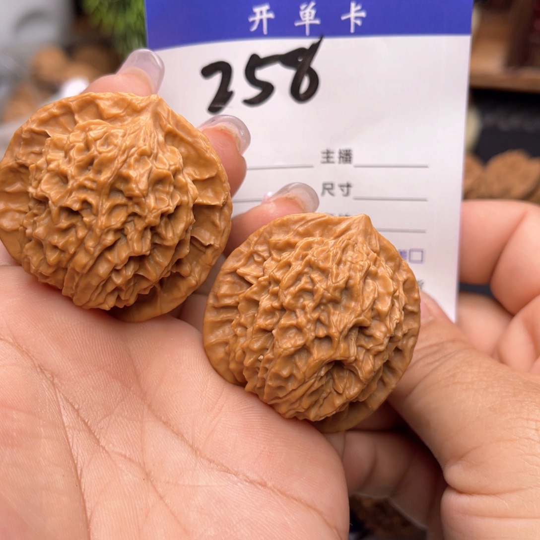 文玩核桃吊坠盘龙纹。边40。肚34。丹