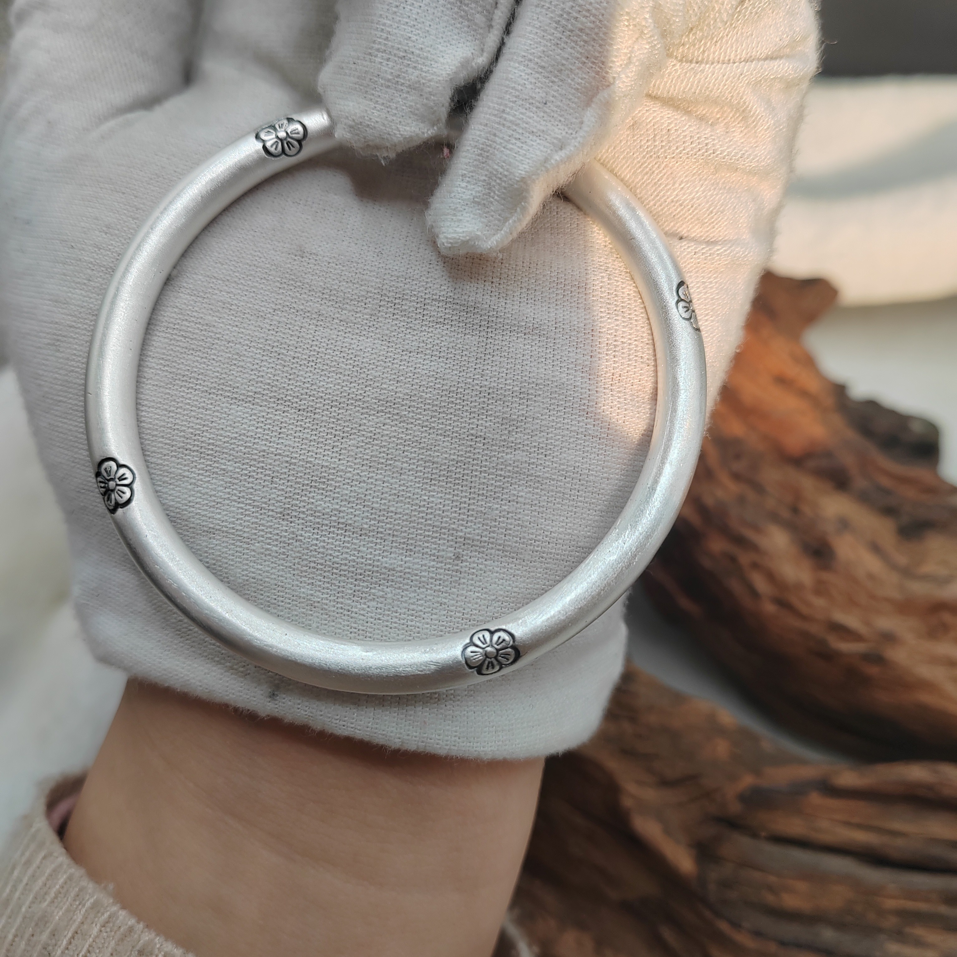 足银银制品 足银999复古银手镯 手工錾刻梅花手镯 女士闭口实心