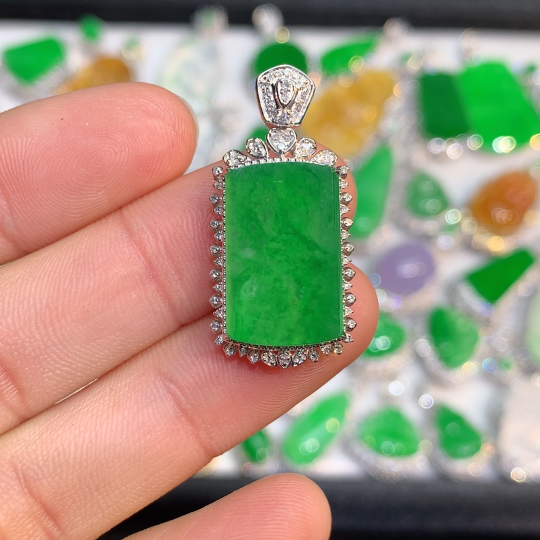 翡翠颈饰18K金镶嵌天然a货翡翠