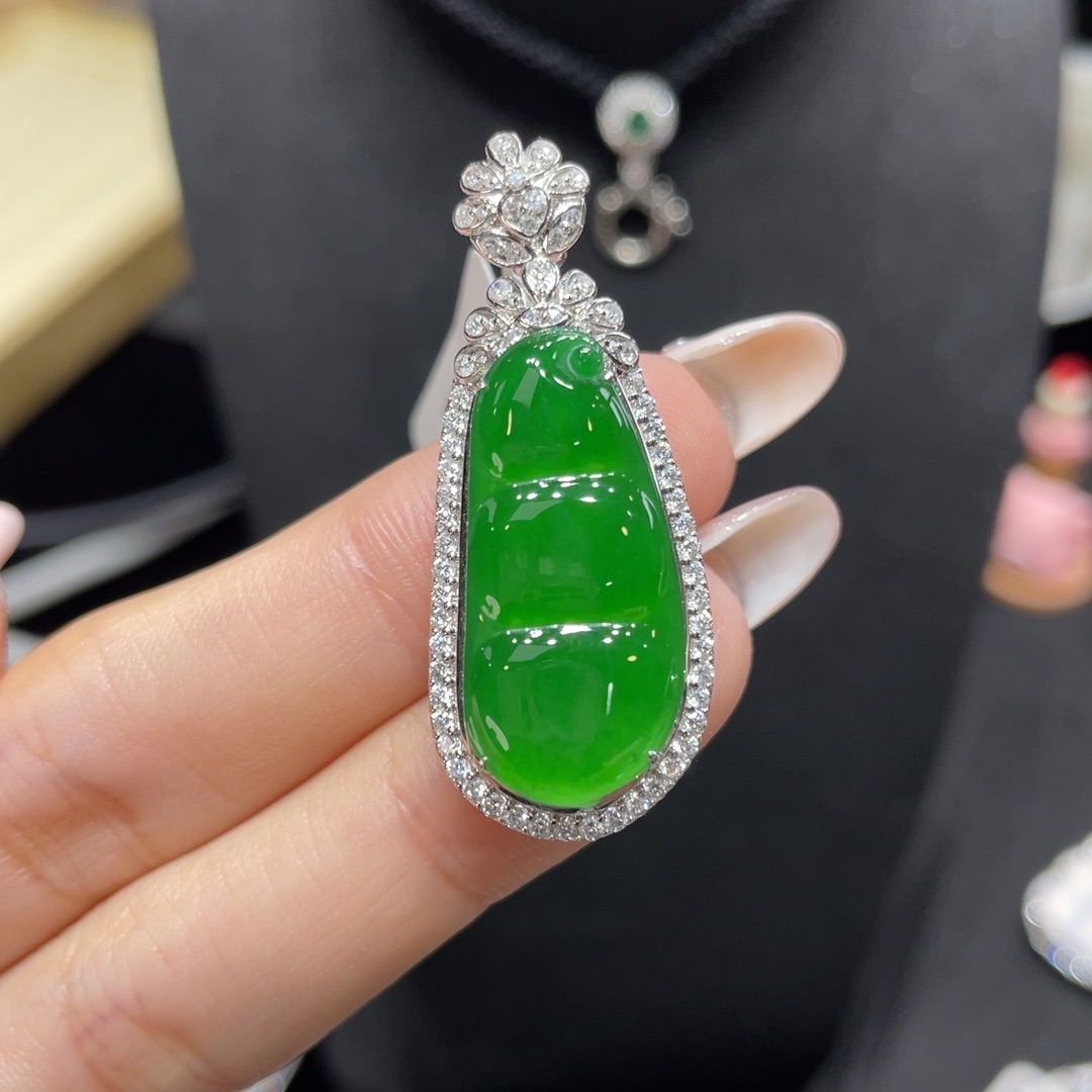 翡翠颈饰18K金镶嵌天然缅甸翡翠a货
