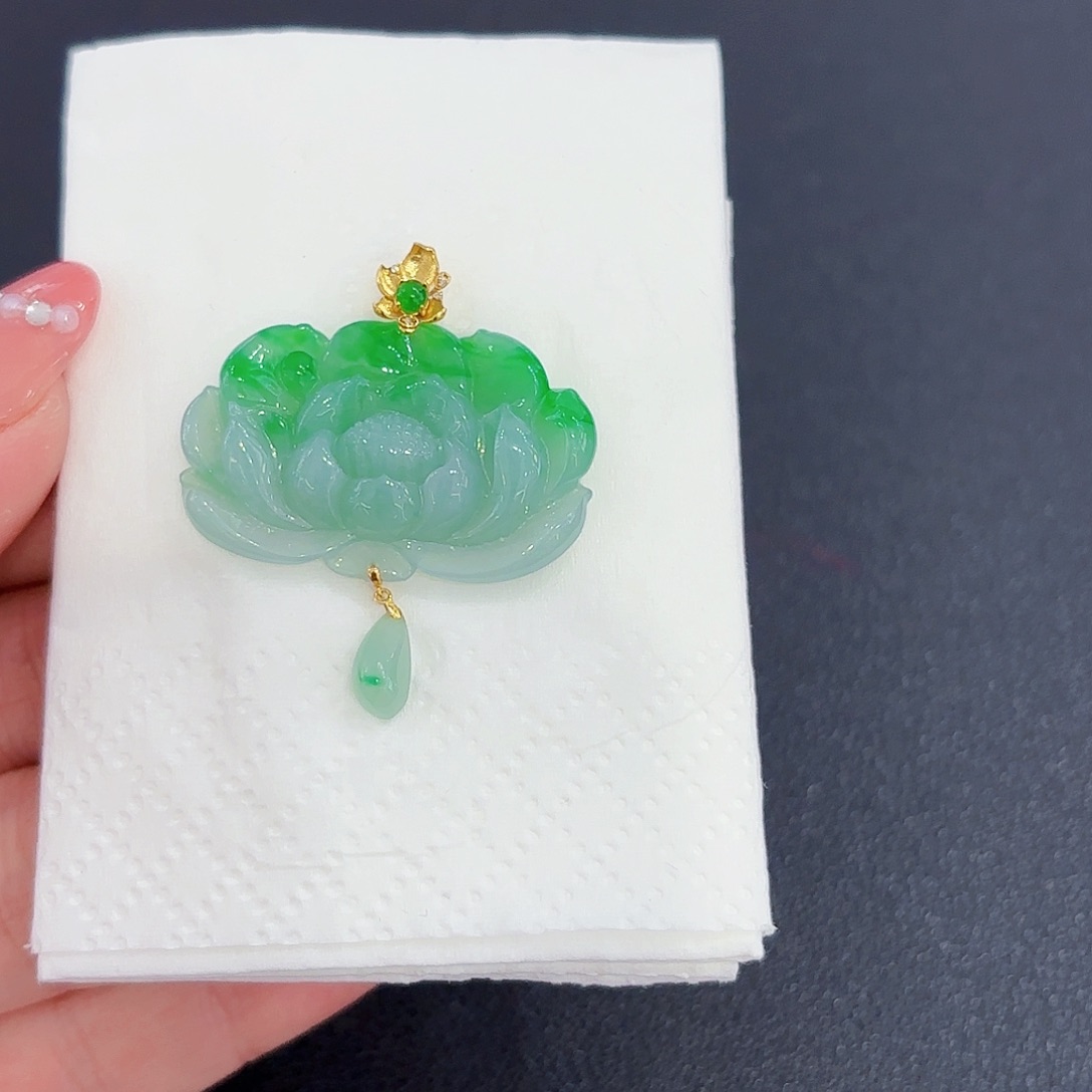 翡翠18K金镶嵌颈饰精品•莲花吊坠