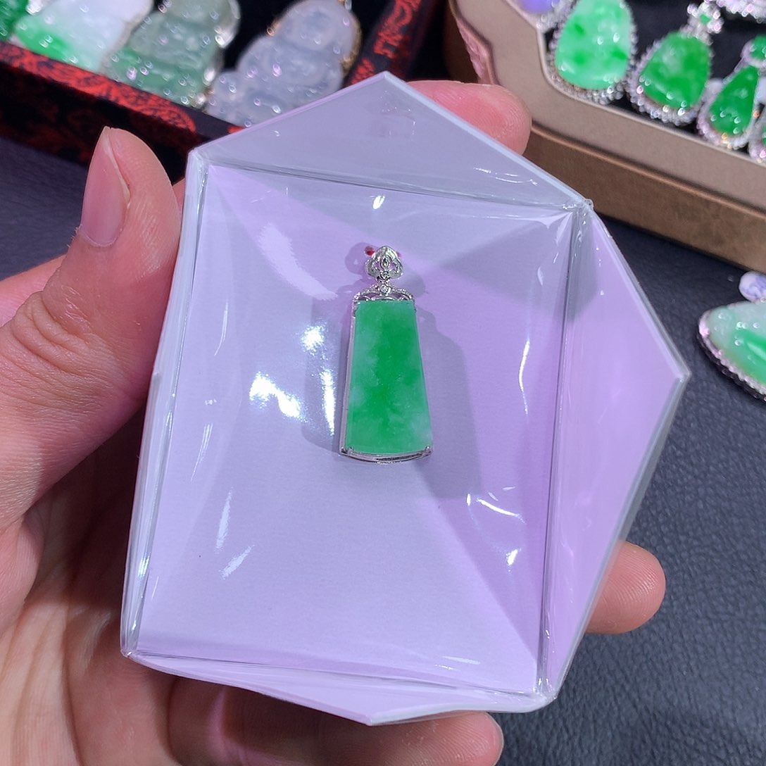 翡翠吊坠(赠链)18K金镶嵌