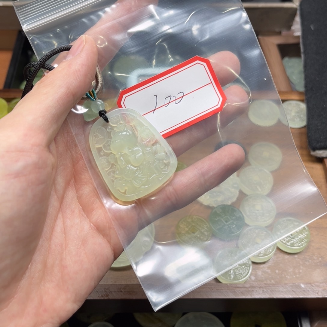 蛇纹石玉颈饰合金?****碧