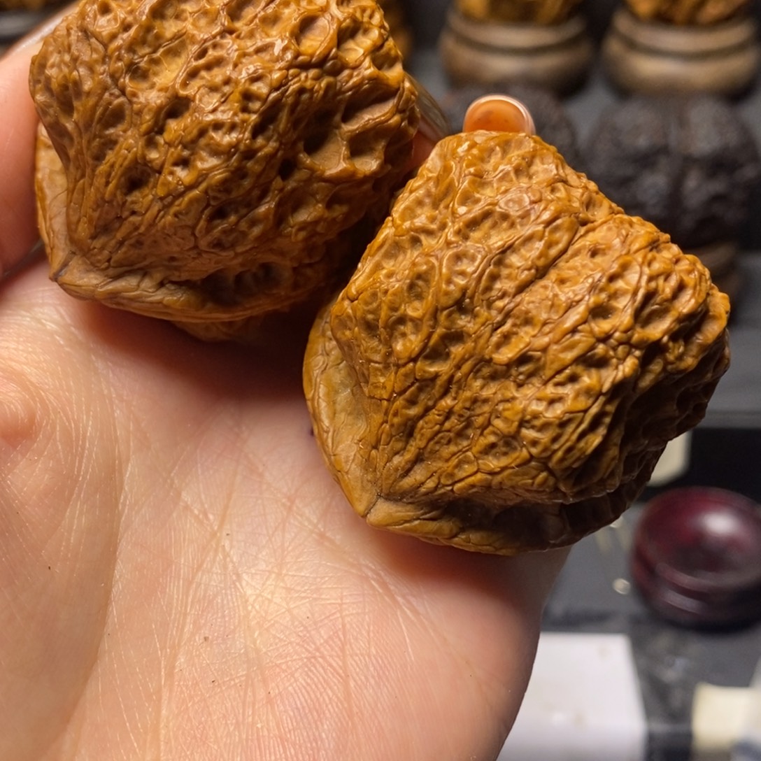 文玩核桃吊坠梅花。      