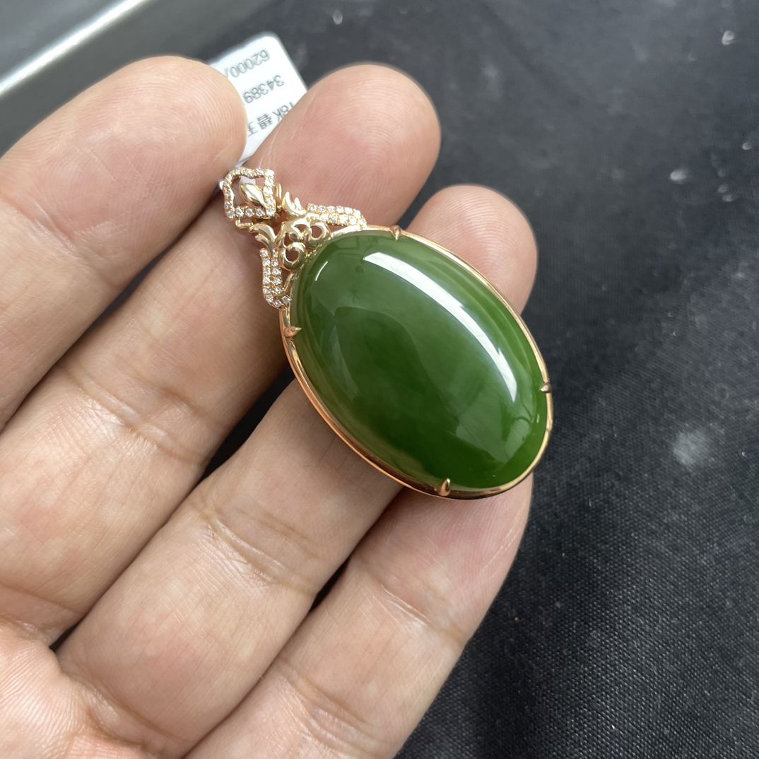 镶嵌碧玉蛋面精致美观18K金和田碧玉菠菜绿旦面吊坠，