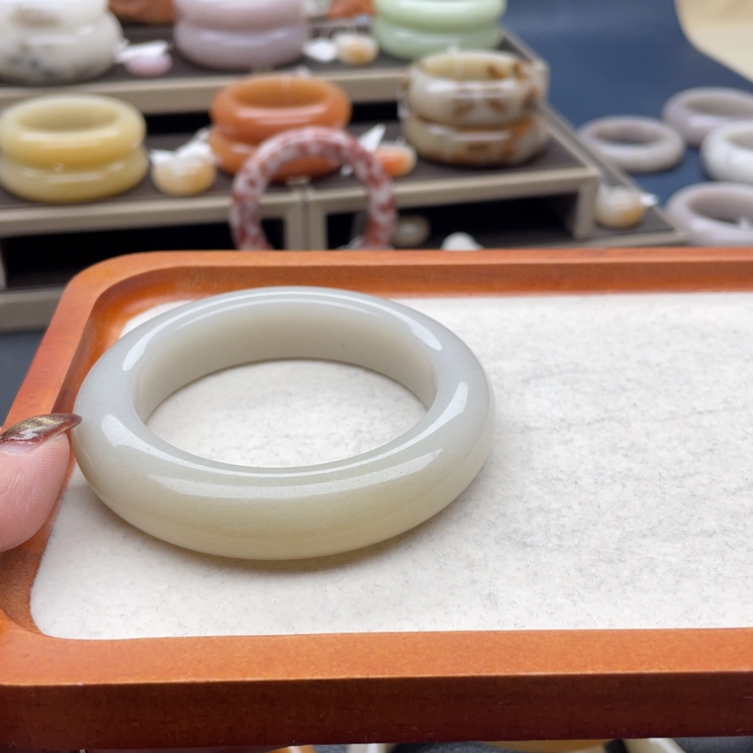 石英质玉未镶嵌手镯