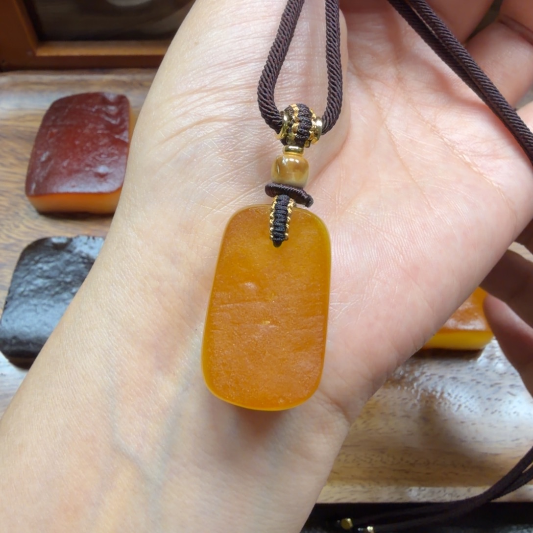 琥珀未镶嵌吊坠(赠链)