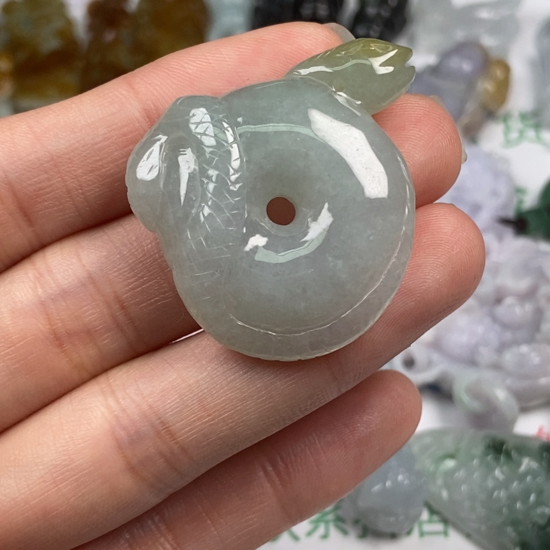 L***蓝翡翠未镶嵌颈饰翡翠