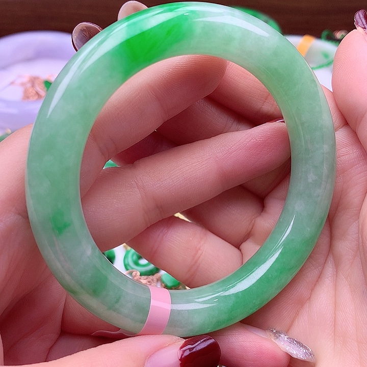 翡翠手镯未镶嵌翡翠