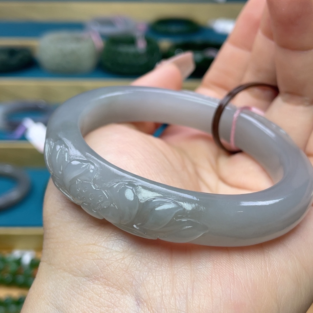 和田玉手镯59圈口。编号76贵妃镯未镶嵌