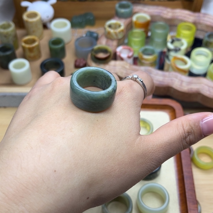 惠***來蛇纹石玉未镶嵌戒圈