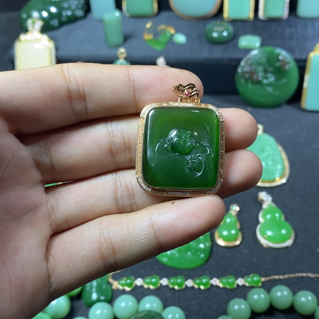 颈饰18K金镶嵌和田玉（碧玉）