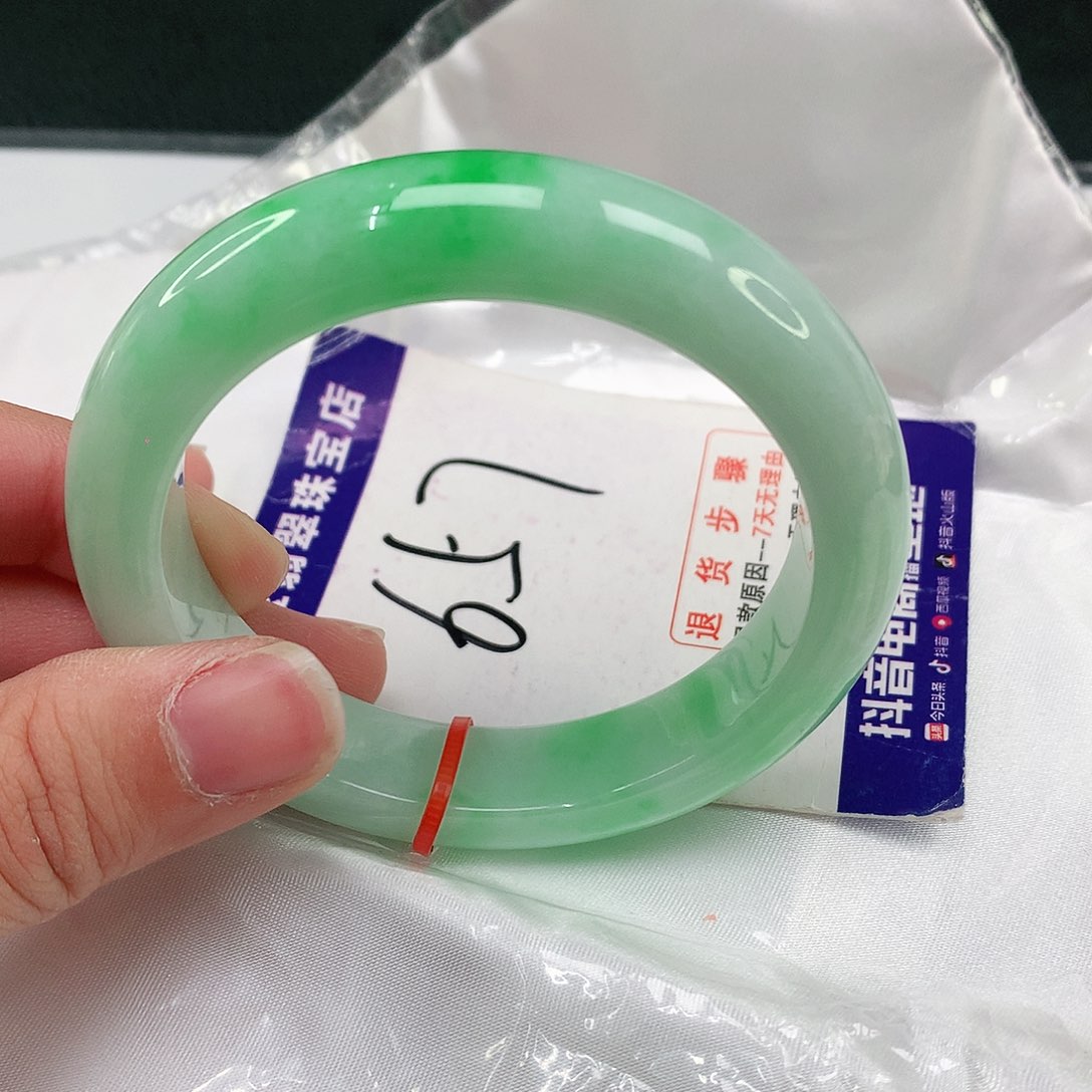 翡翠手镯未镶嵌翡翠