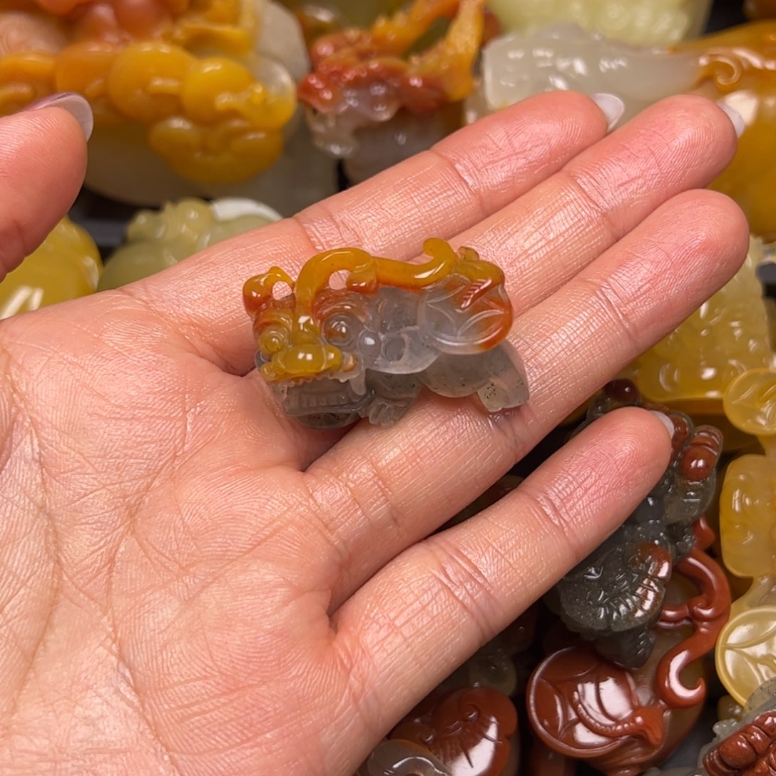 a***使石英质玉（黄龙玉）未镶嵌颈饰