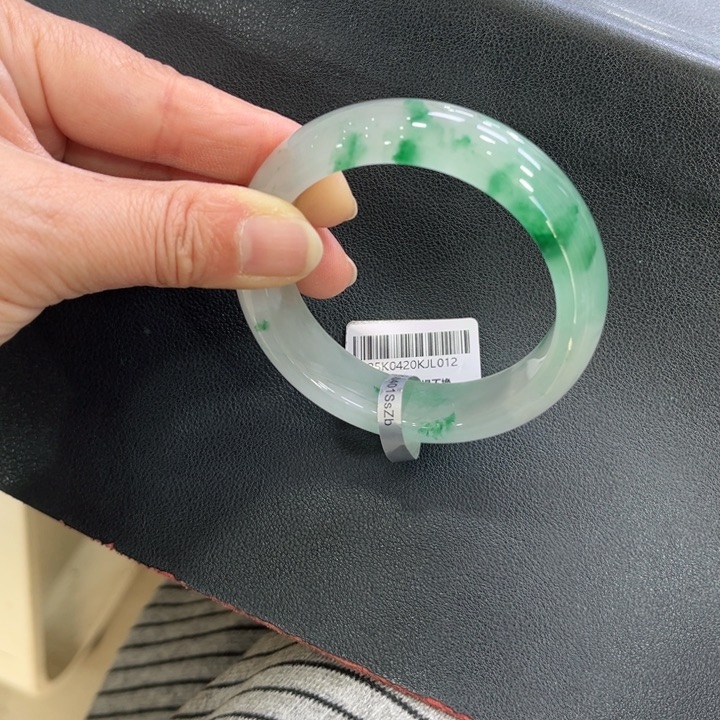 拾***心石英质玉（非洲翠）未镶嵌手镯➕小玥55