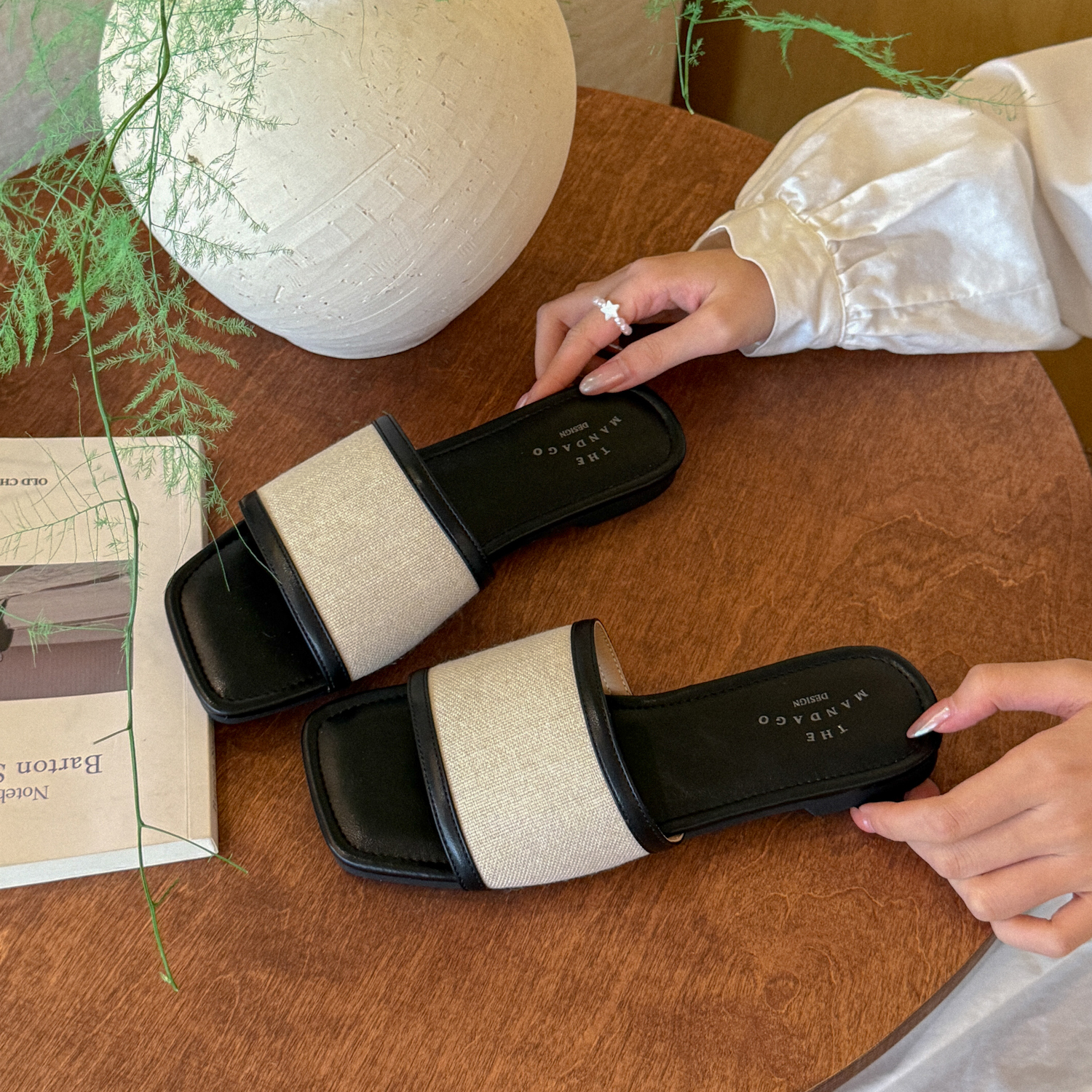 61oniiii＂日落海岛 ＂老钱感亚麻黑白拼色拖鞋女夏季方头平底鞋