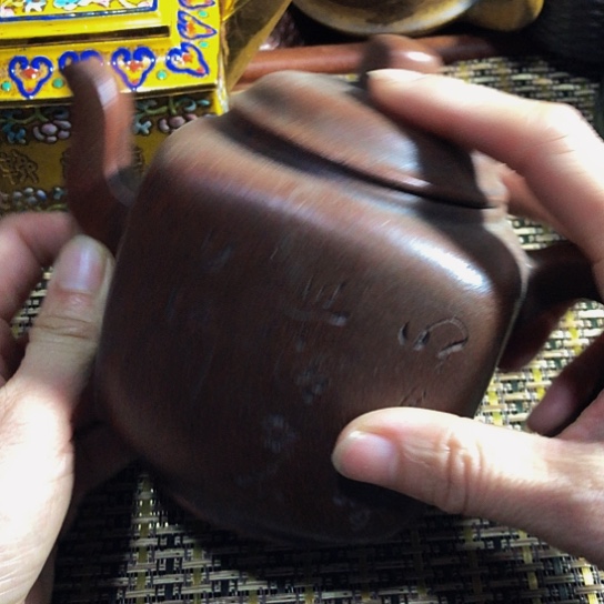 紫砂茶壶原矿泥料手工制作的紫砂壶。