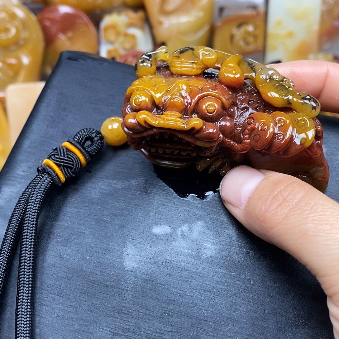 石英质玉（黄龙玉）颈饰未镶嵌