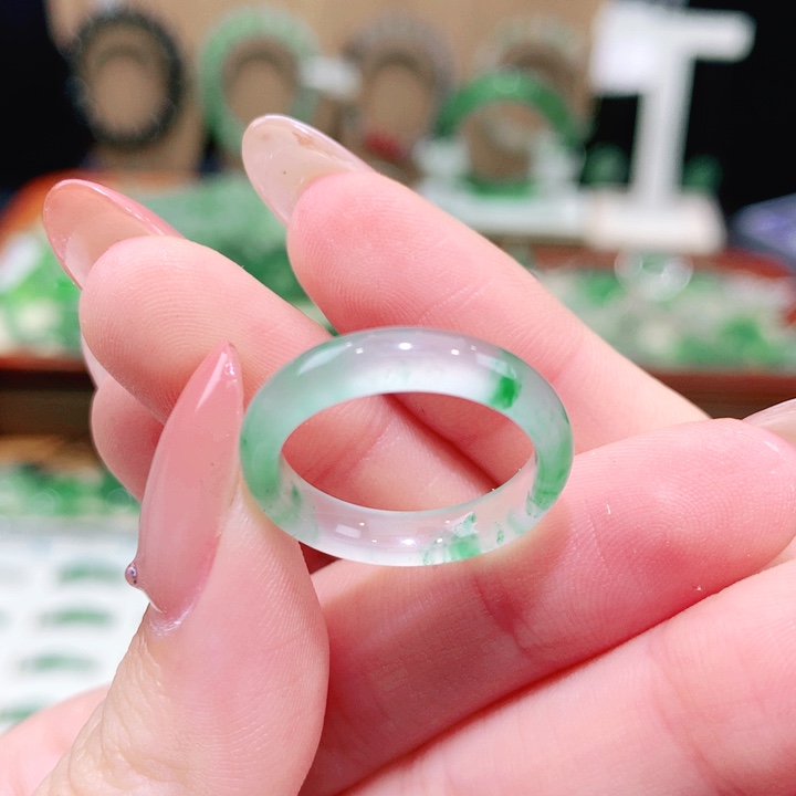 明***光石英质玉未镶嵌颈饰