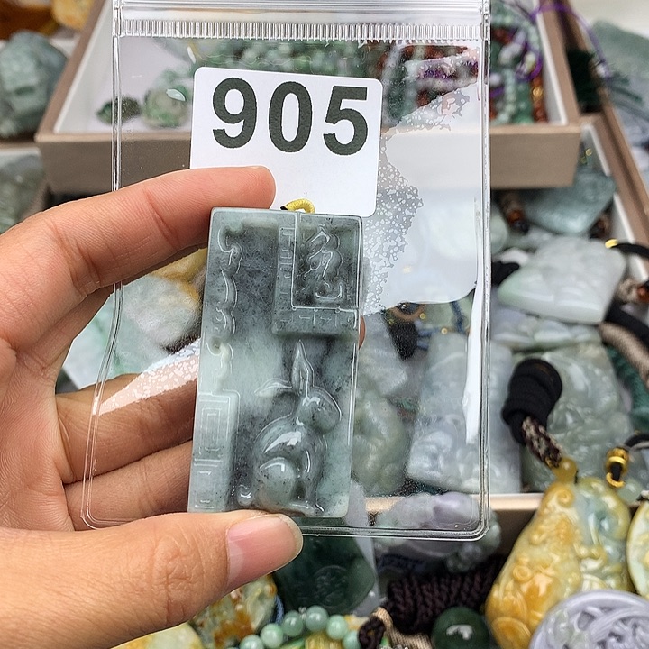 翡翠颈饰未镶嵌时****司翡翠