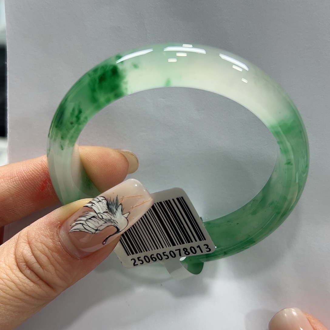 石英质玉（非洲翠）手镯未镶嵌会**厨