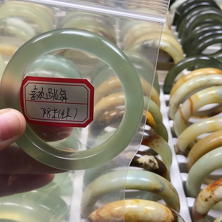 蛇纹石玉手镯未镶嵌喜****姐