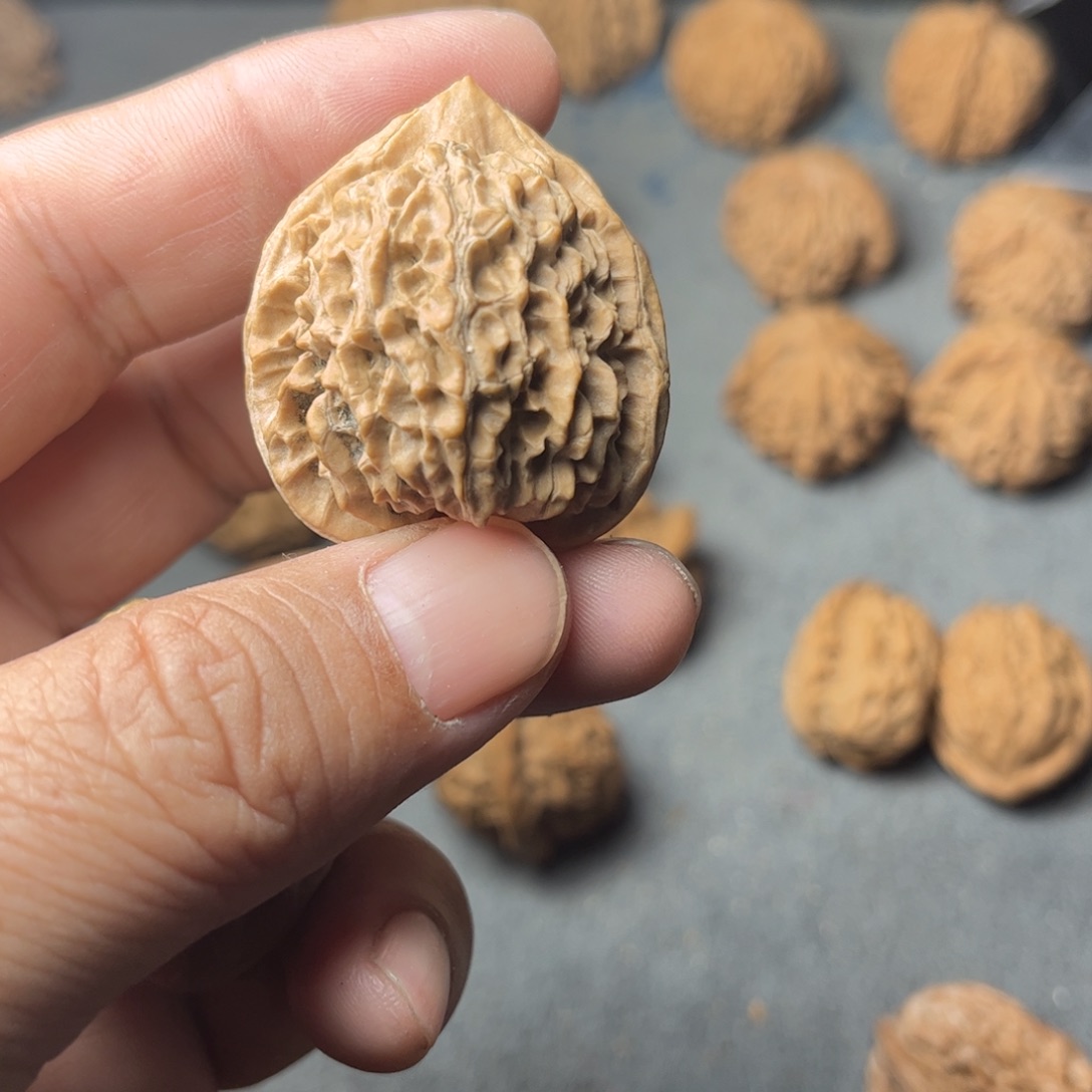 唐***圣吊坠文玩核桃野生