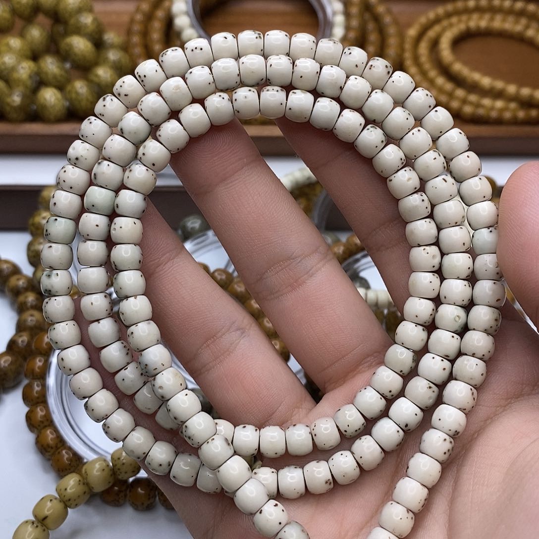 星月菩提手串6-5通体留白。