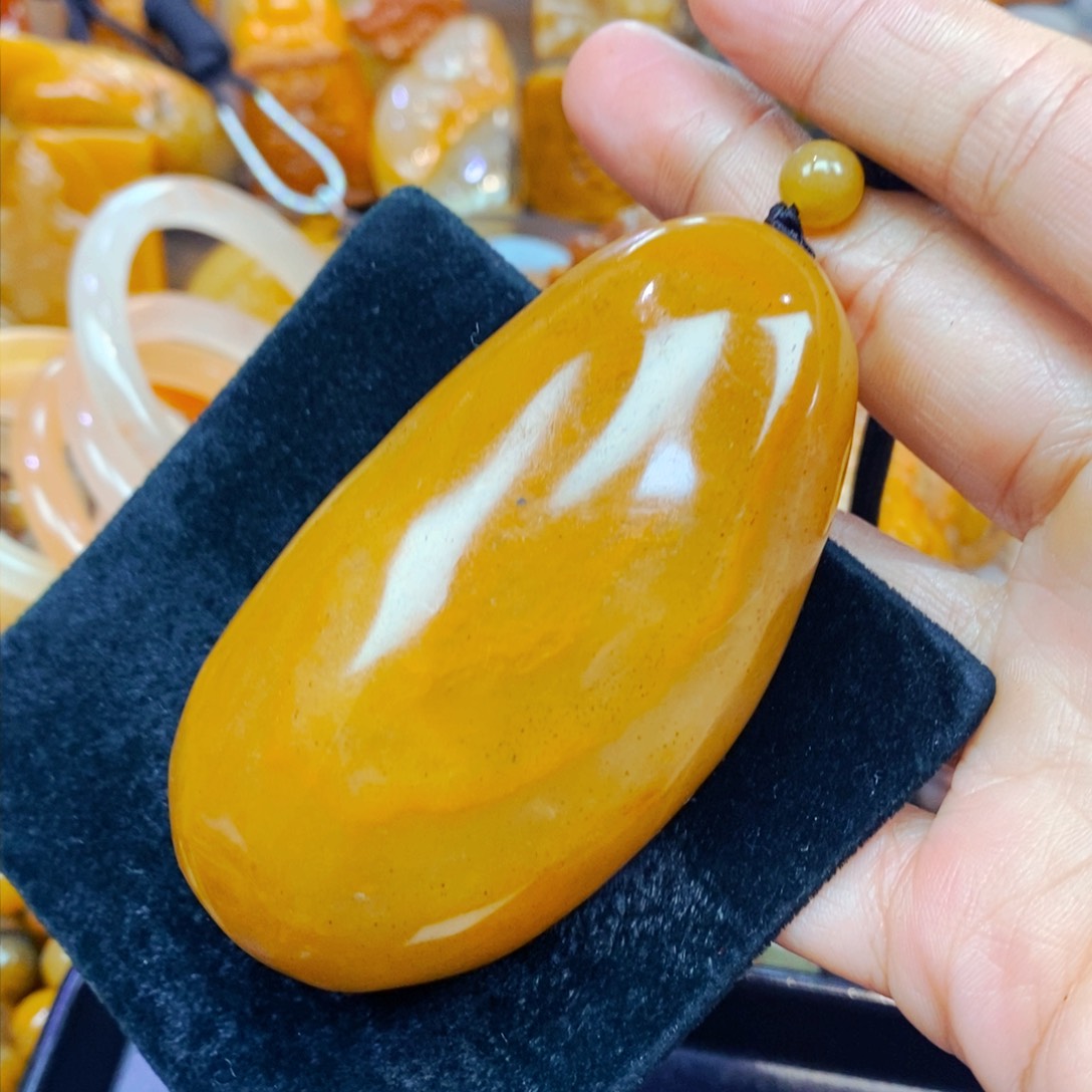 未镶嵌石英质玉（黄龙玉）颈饰