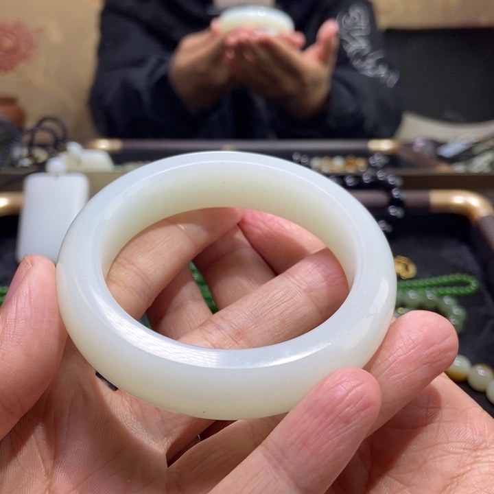 和田玉未镶嵌手镯