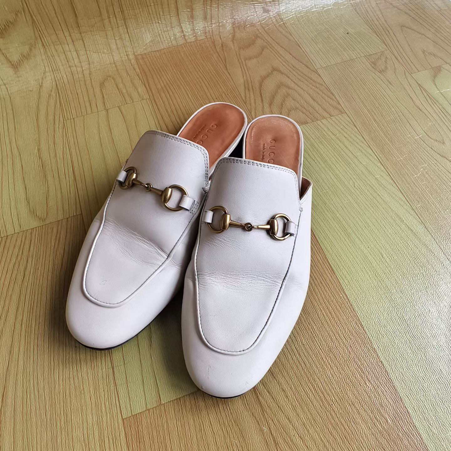 95新 GUCCI/古驰 葡萄籽奢潮/Gucci马衔扣白色经典凉拖/36皮鞋