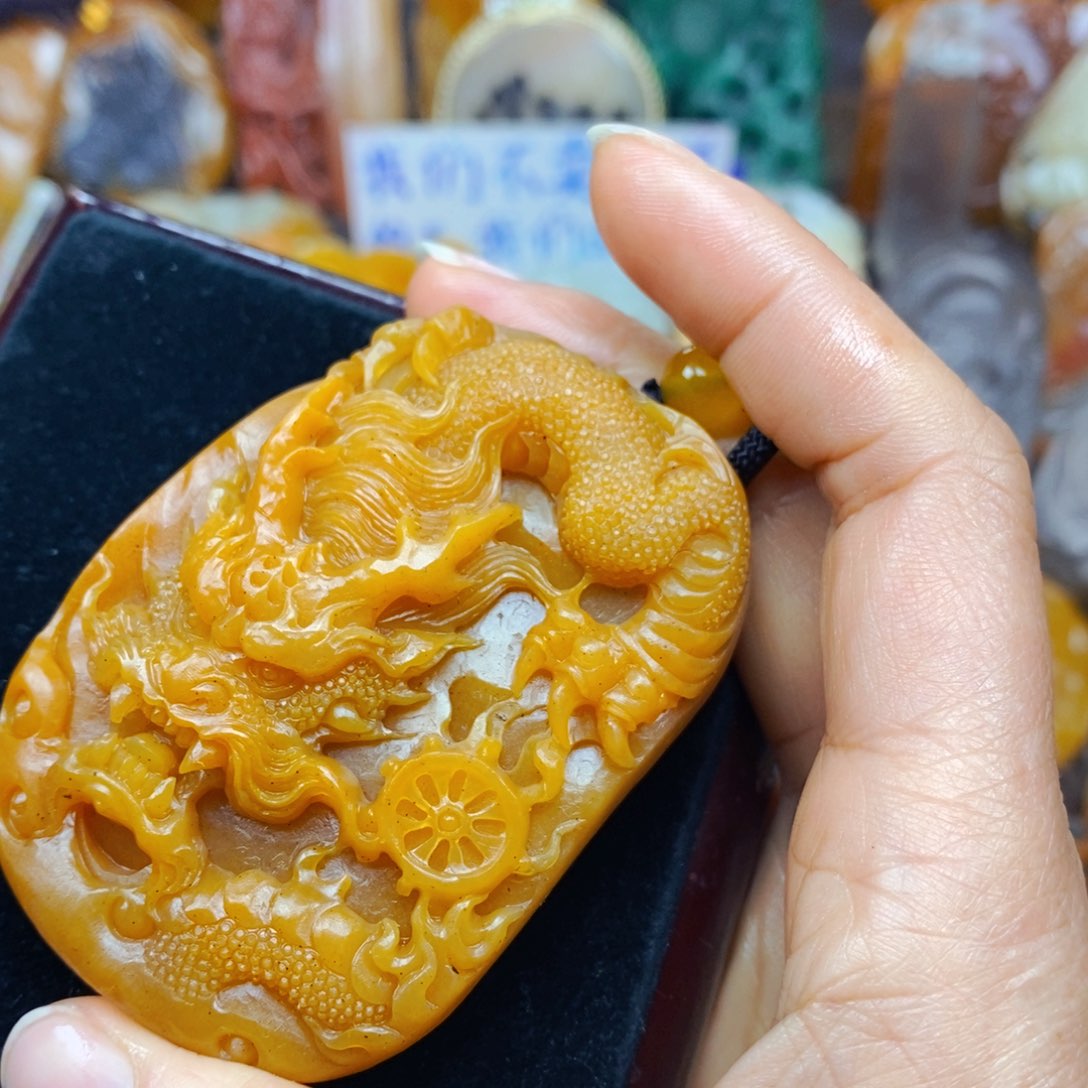 石英质玉（黄龙玉）未镶嵌颈饰