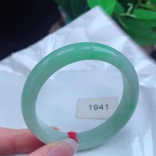 翡翠手镯未镶嵌       正圈52 晴底飘阳绿