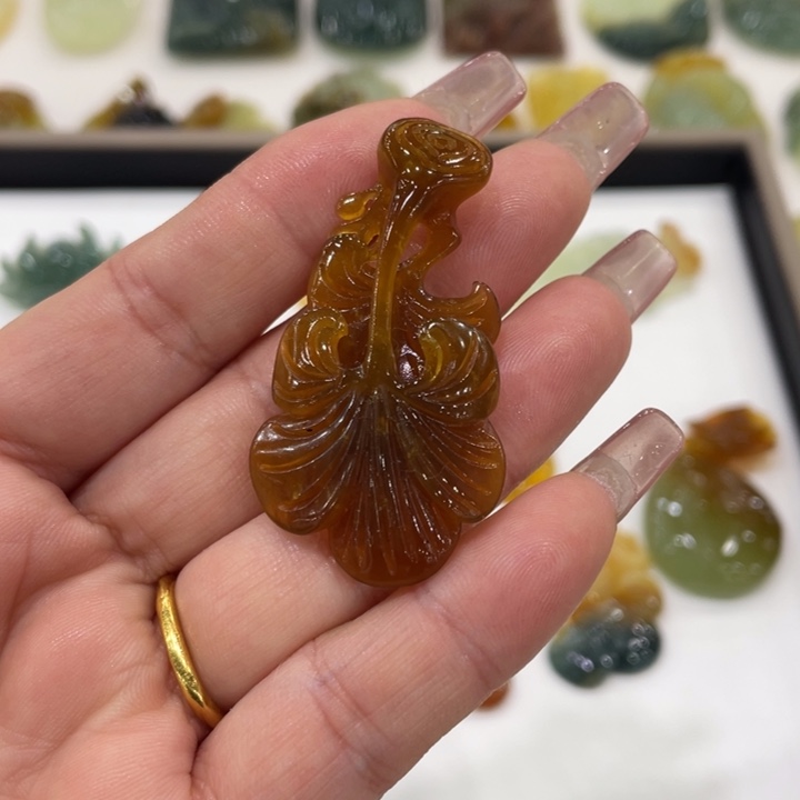 蛇纹石玉未镶嵌颈饰