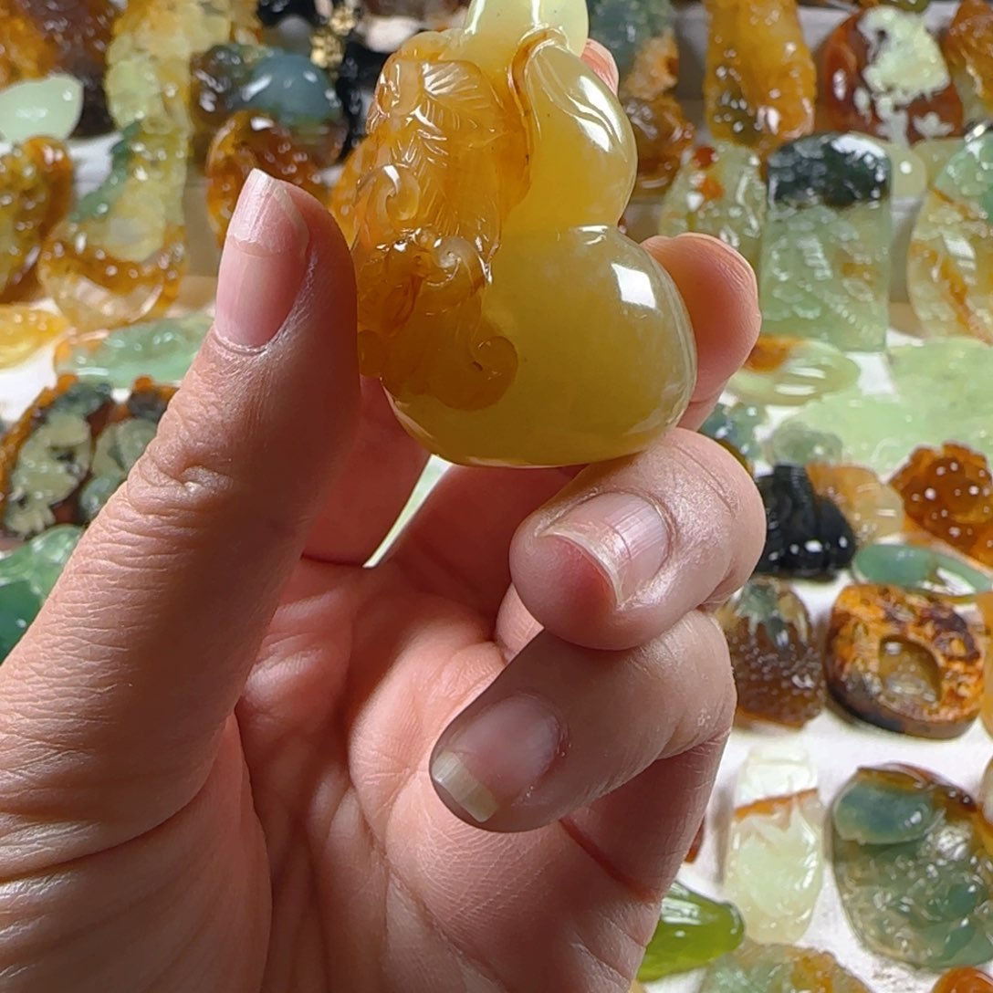 蛇纹石玉未镶嵌颈饰