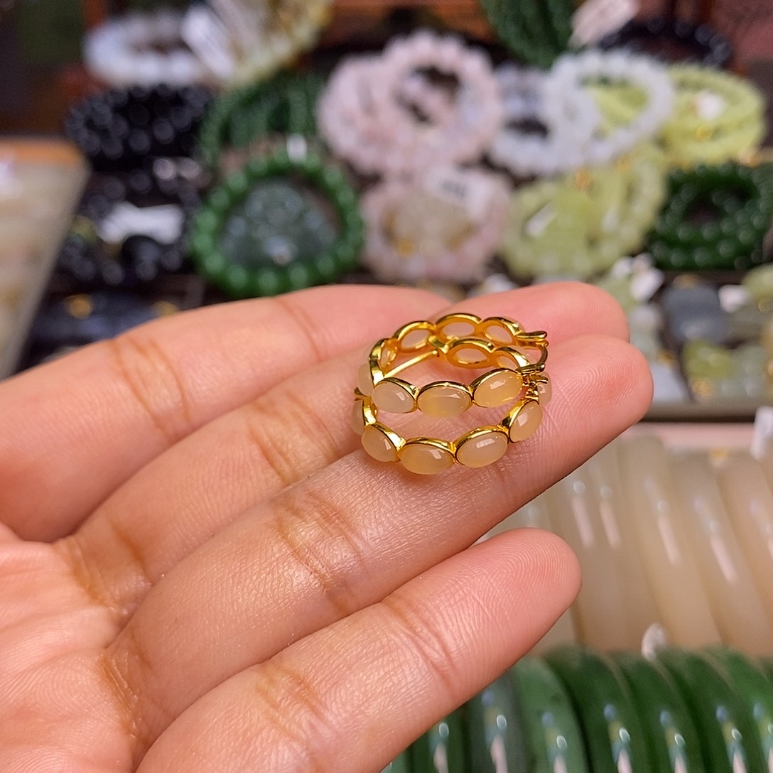 和田玉未镶嵌颈饰藕粉老矿料银镶耳扣