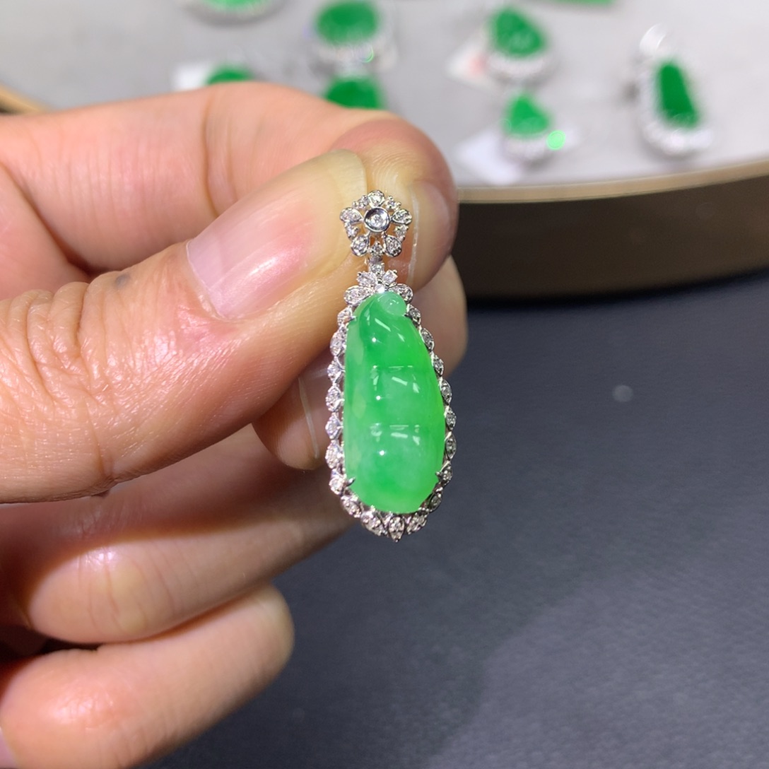 翡翠颈饰18K金镶嵌翡翠