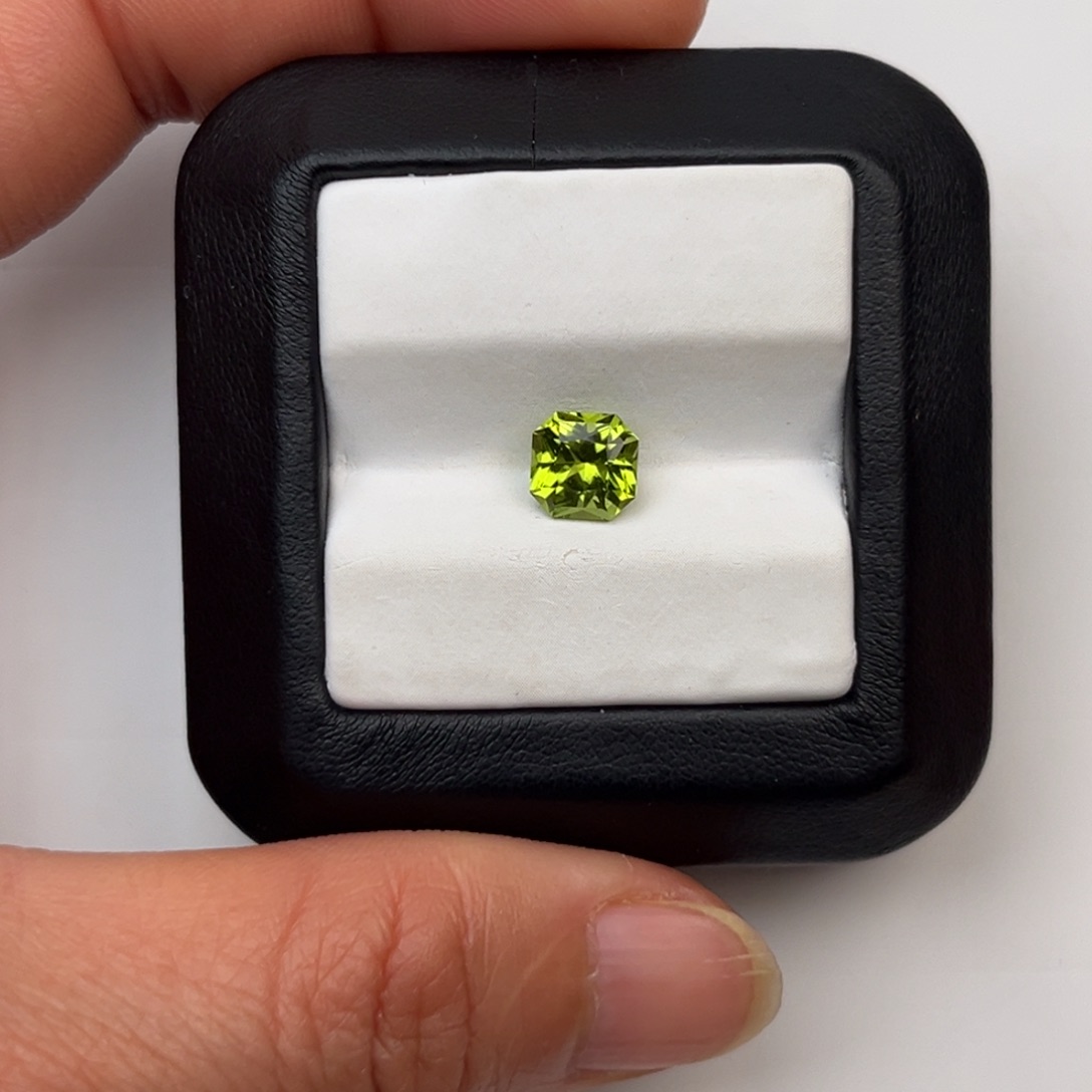 橄榄石笔搁未镶嵌天然全净无瑕1.78CT女神福利