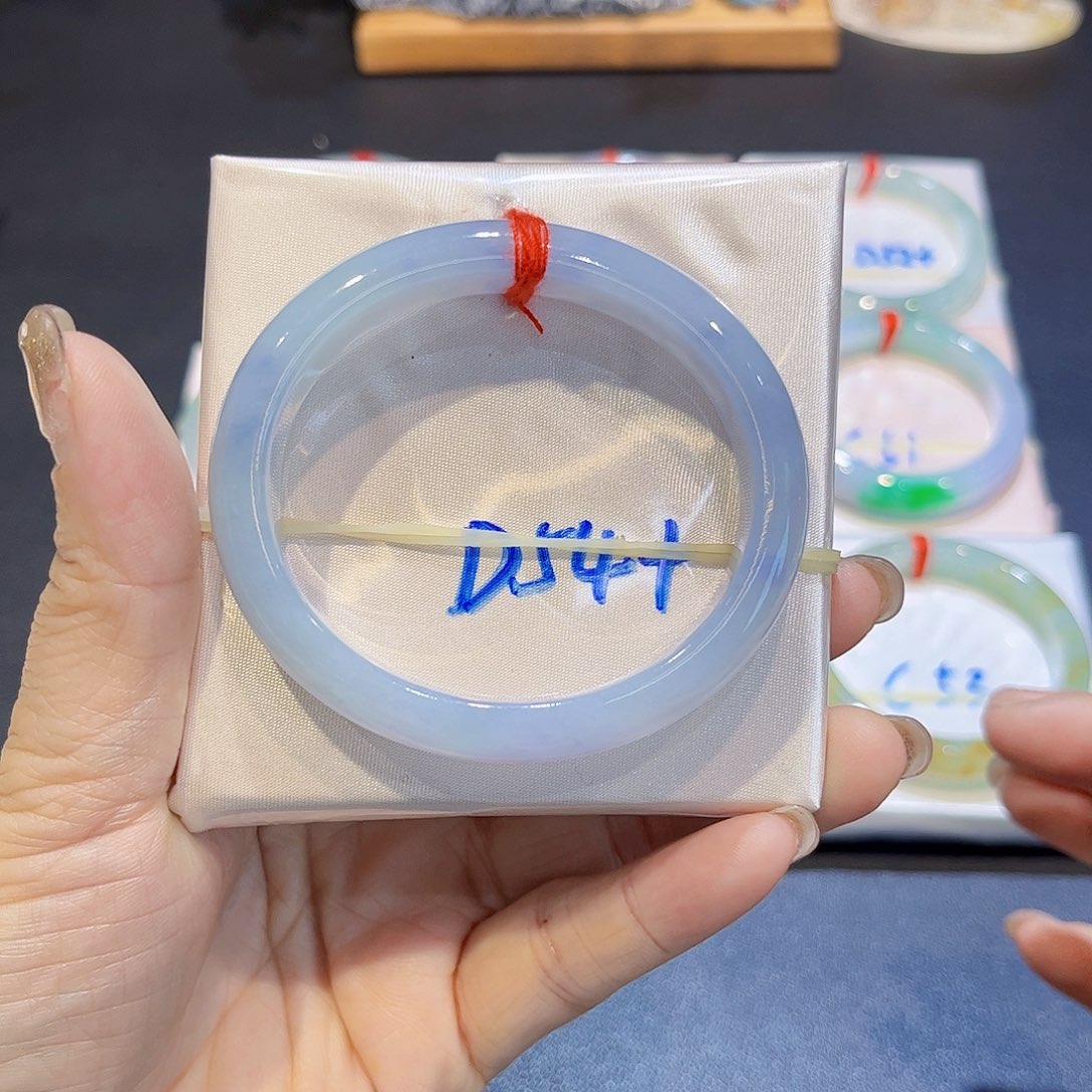 翡翠手镯未镶嵌翡翠手镯