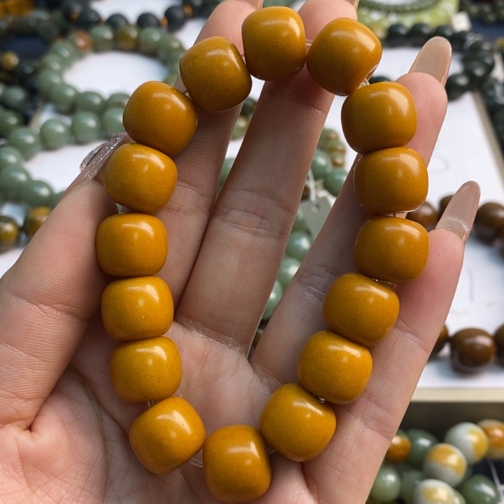 未镶嵌透闪石质玉珠宝奇石