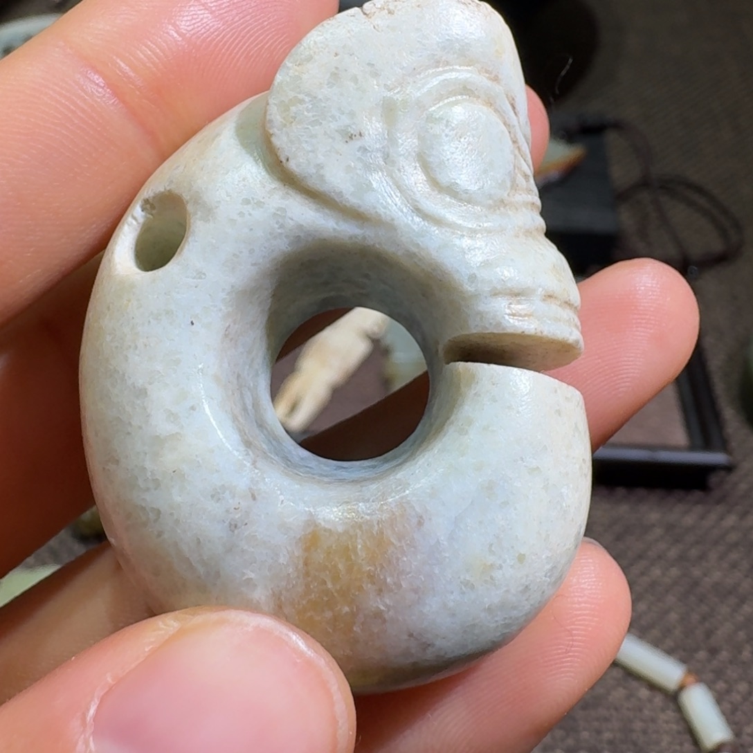 向***。和田玉未镶嵌挂件