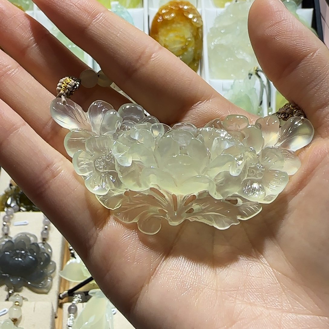 蛇纹石玉未镶嵌颈饰可**安