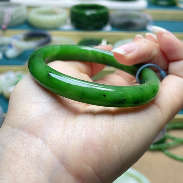 和田玉手镯56圈口。编号78未镶嵌