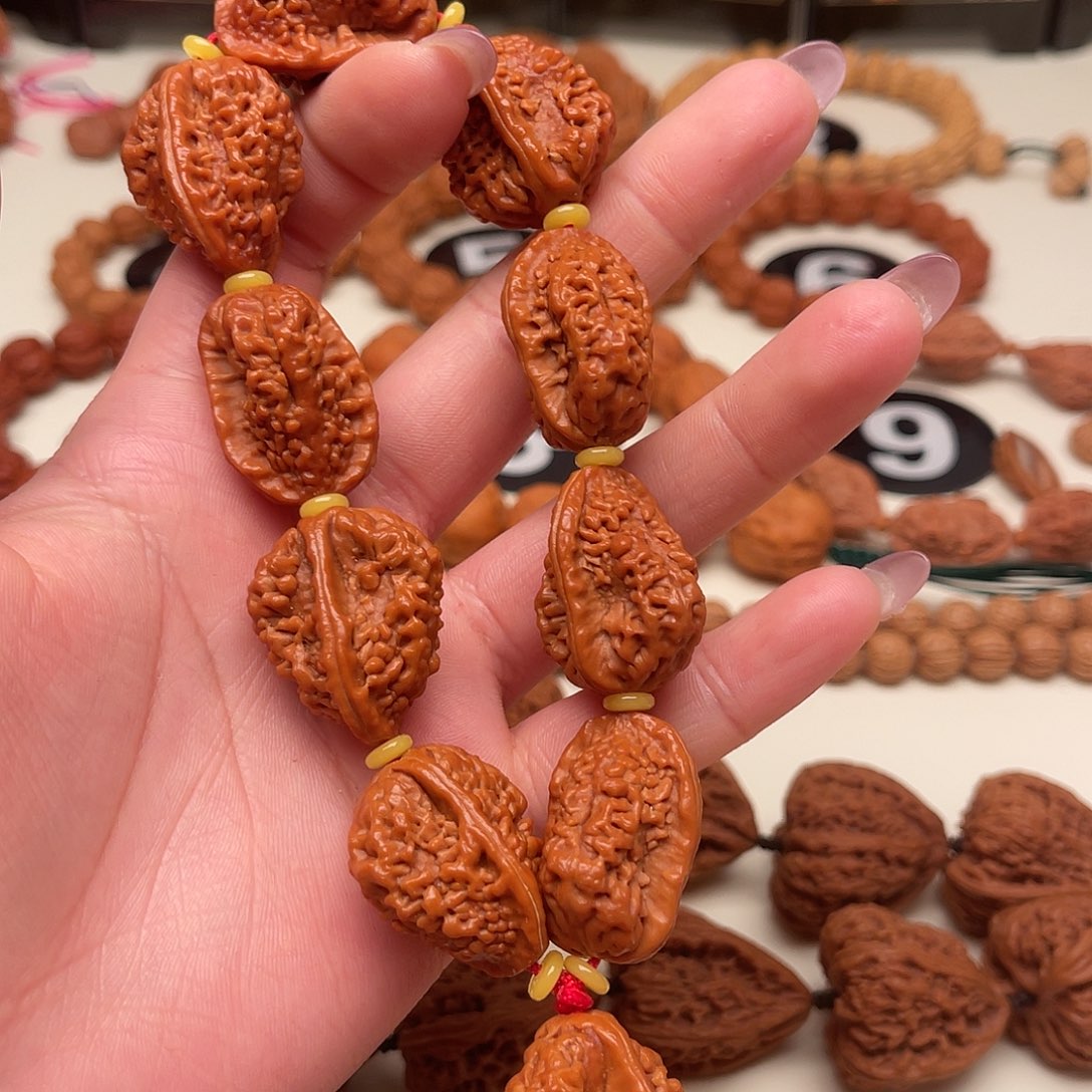 B***i文玩核桃吊坠绣花鞋