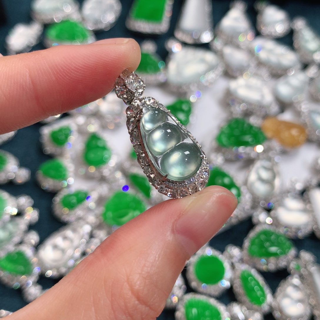 颈饰18K金镶嵌翡翠贝*儿福豆